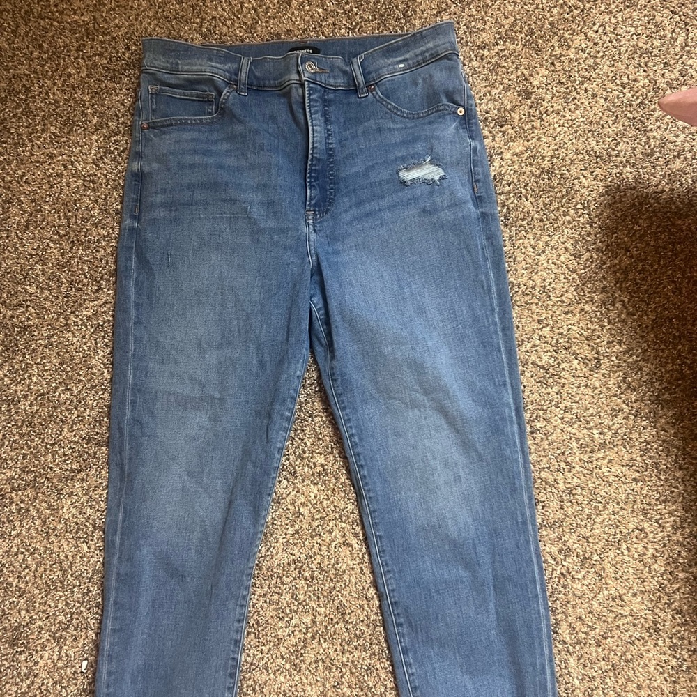 Express High Rise Mom Jean - Picture 4 of 5